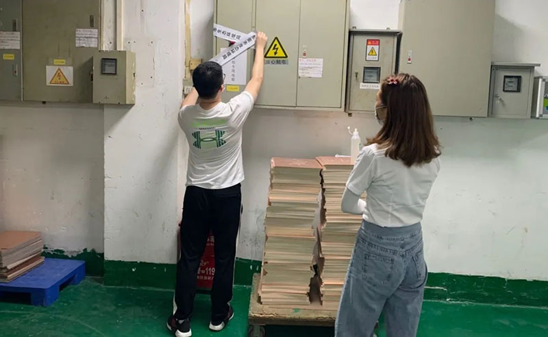 雷霆出擊，對(duì)違法排污企業(yè)零容忍！