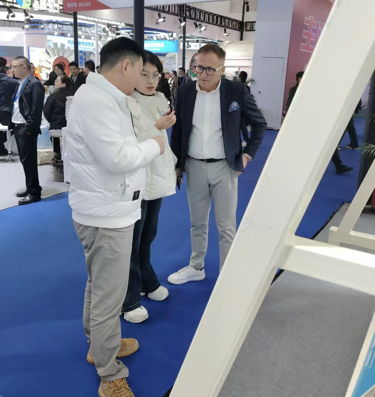 展會現(xiàn)場龐經(jīng)理與客戶交流